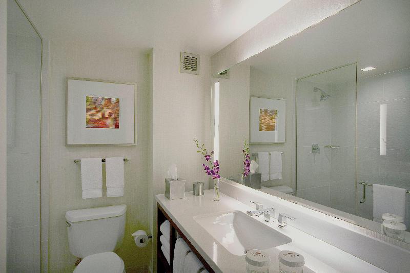 استوديو إدارى, Park Plaza Victoria London