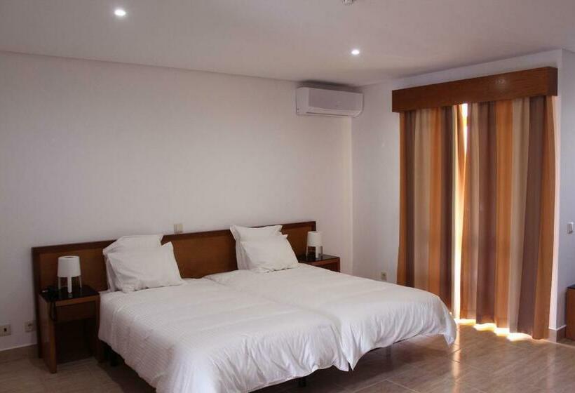 חדר משפחתי, Pinhal Do Sol