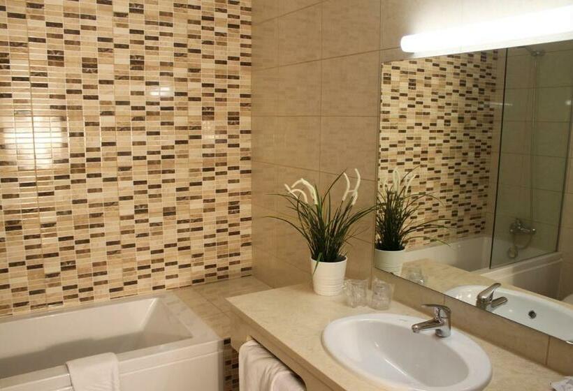 חדר משפחתי, Pinhal Do Sol