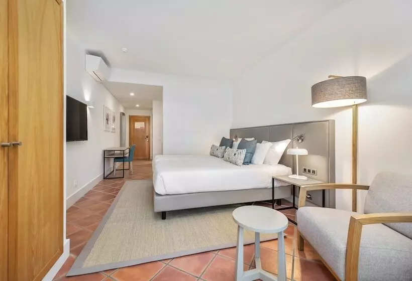 استودیوی استاندارد, The Patio Suite