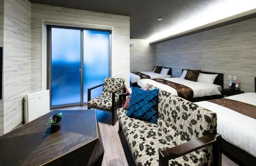 Deluxe Kolmen Hengen Huone, Grand Base Takamatsu