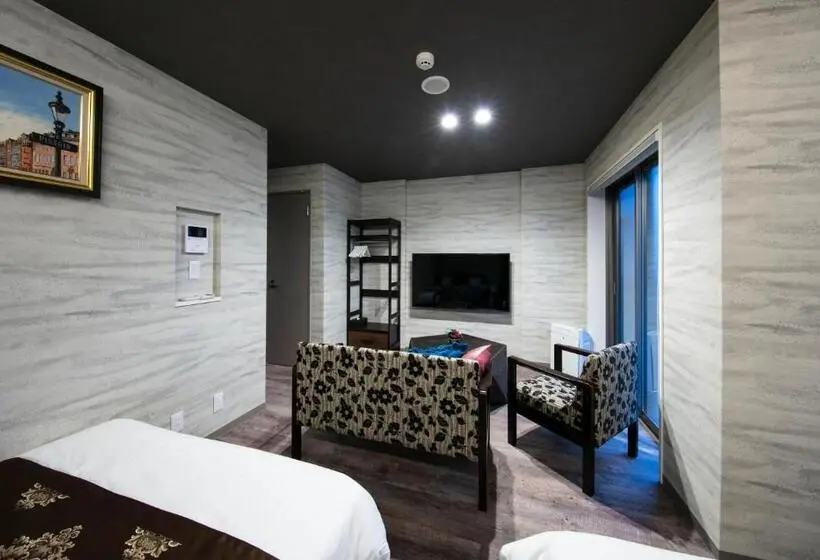 Deluxe Kolmen Hengen Huone, Grand Base Takamatsu