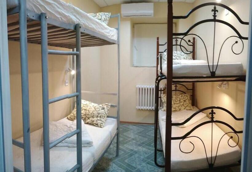 تختخواب در اتاق مشترک, адмирал хостел