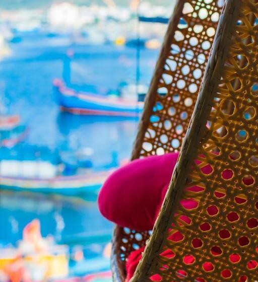 اتاق خانوادگی با چشمانداز دریا, Th Quy Nhơn