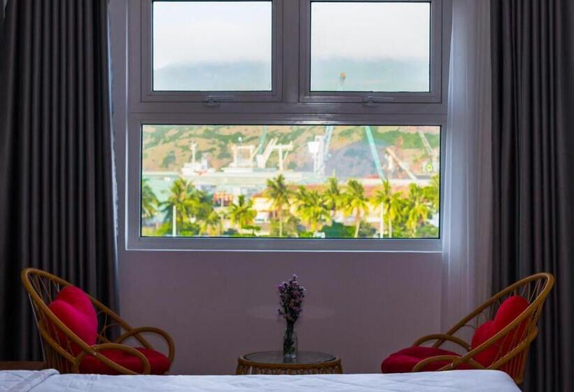 اتاق خانوادگی با چشمانداز دریا, Th Quy Nhơn