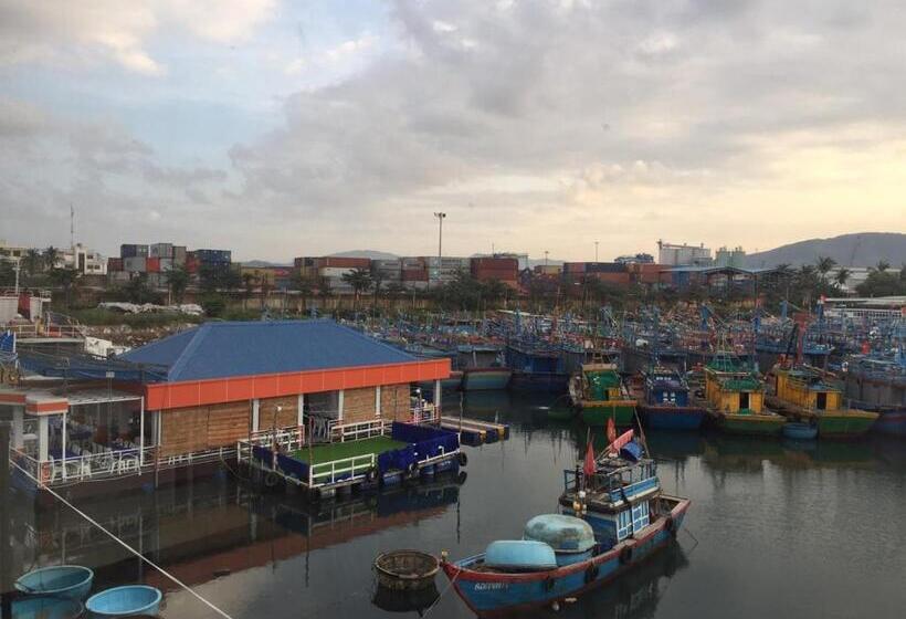 اتاق خانوادگی با چشمانداز دریا, Th Quy Nhơn