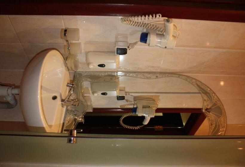 اتاق لوکس, Motel Pid Strihoyu