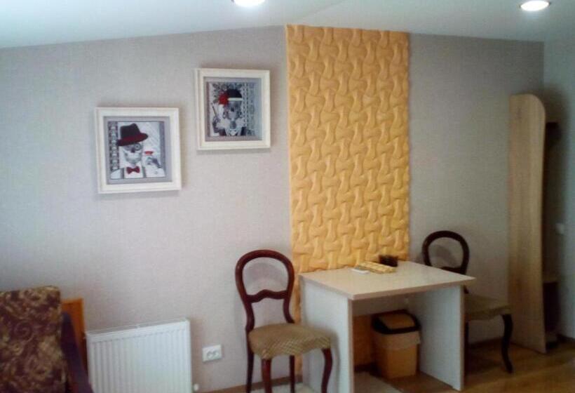 اتاق لوکس سه تخته, Motel Pid Strihoyu