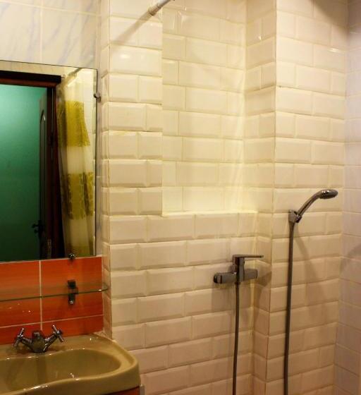 اتاق عادی, Motel Pid Strihoyu