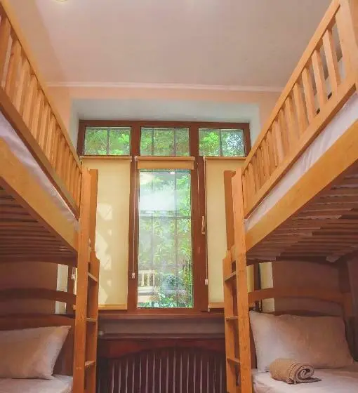 تختخواب در اتاق مشترک, Globus Hostel