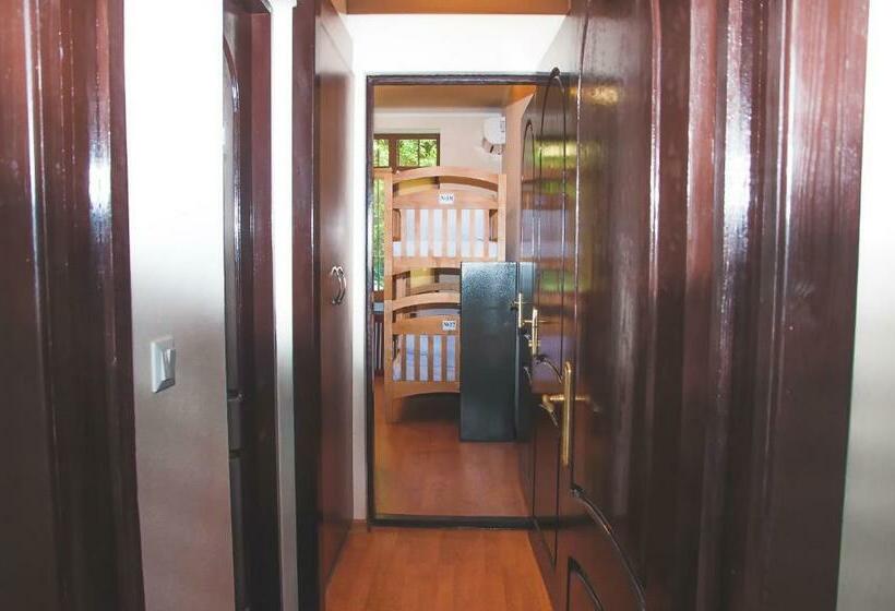 تختخواب در اتاق مشترک, Globus Hostel