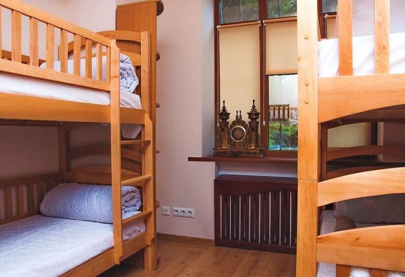 تختخواب در اتاق مشترک, Globus Hostel