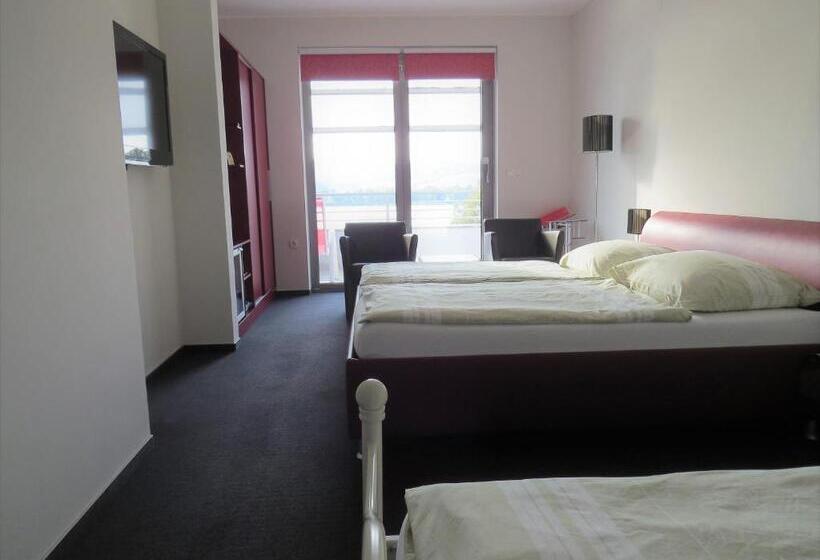 اتاق استاندارد سه تخته با بالکن, šiker B&b