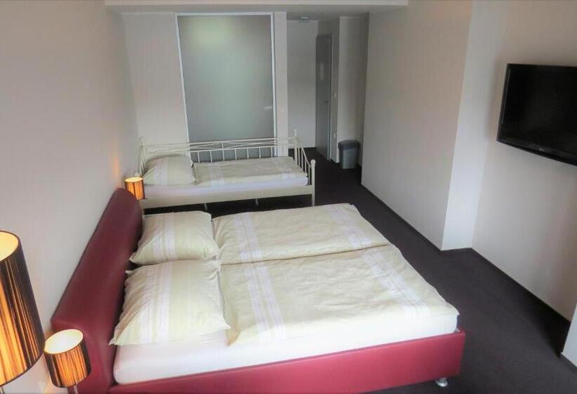 اتاق استاندارد سه تخته با بالکن, šiker B&b