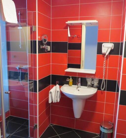 اتاق استاندارد سه تخته با بالکن, šiker B&b