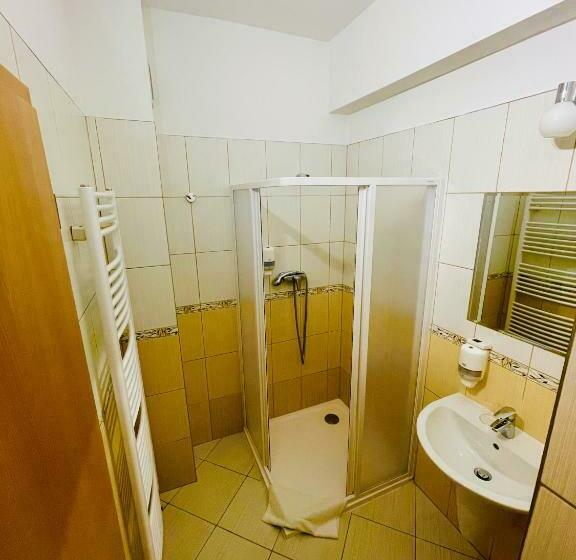 اتاق لوکس, Legend