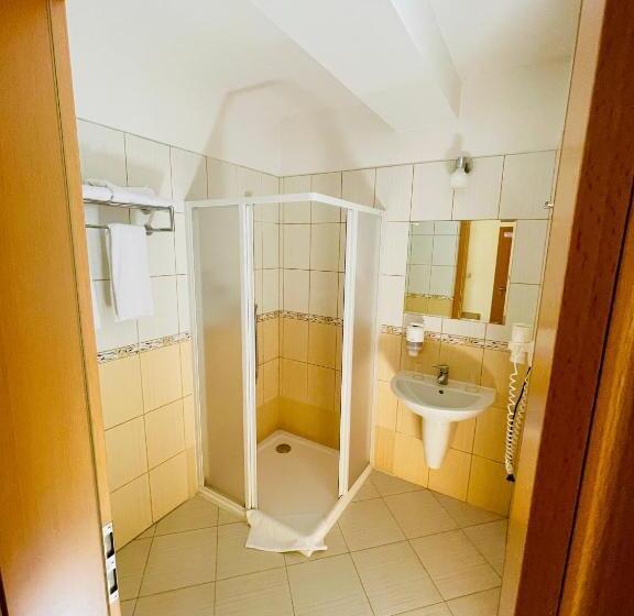 اتاق لوکس, Legend