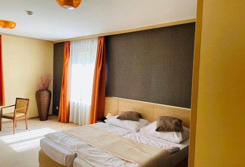 اتاق لوکس, Legend