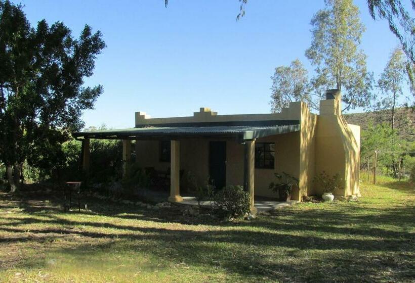 بنجلو عائلى, The Country Garden