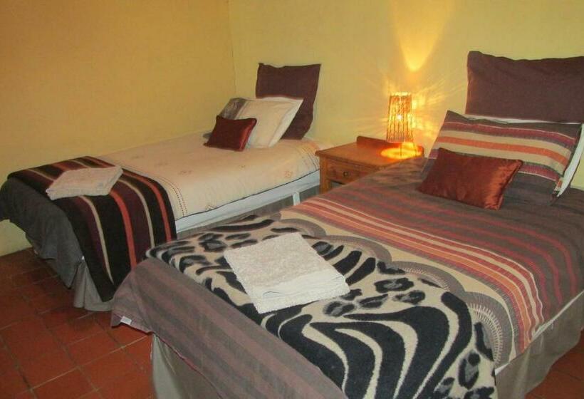 بنجلو عائلى, The Country Garden