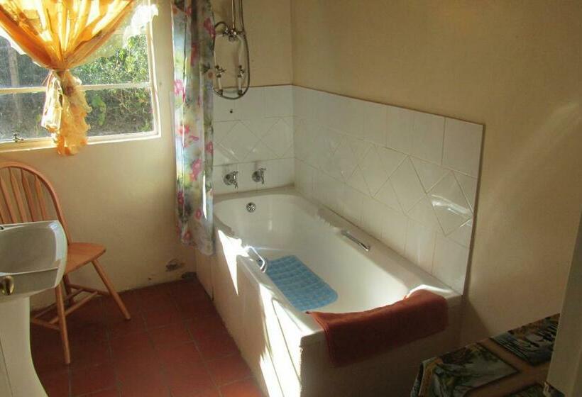 بنجلو عائلى, The Country Garden