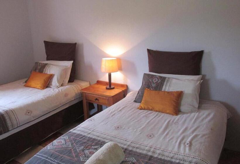 بنجلو عائلى, The Country Garden