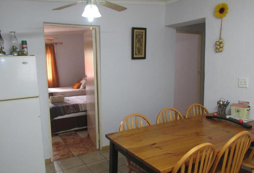 بنجلو عائلى, The Country Garden