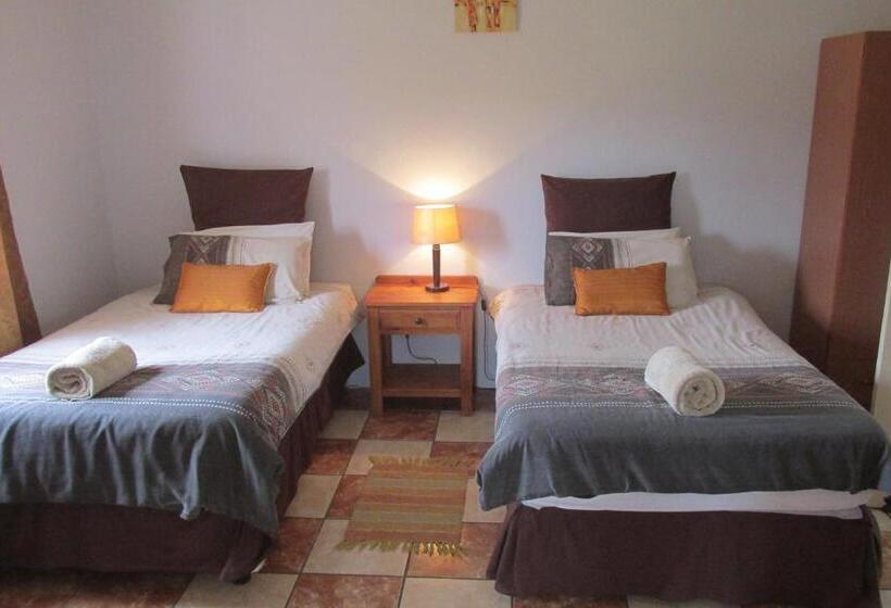 بنجلو عائلى, The Country Garden