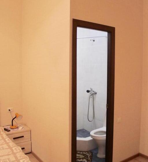 Economy Triple Room, гостевой дом монэ на воронова 86