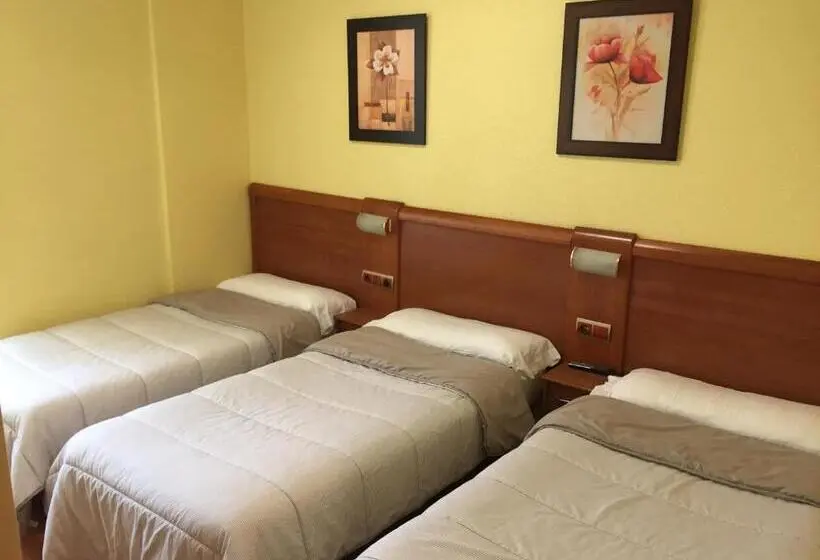 スタンダードトリプルルーム, Hostal Restaurante Iruñako