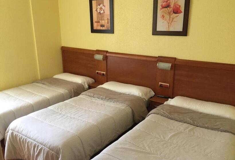 Номер Стандарт Трехместный, Hostal Restaurante Iruñako