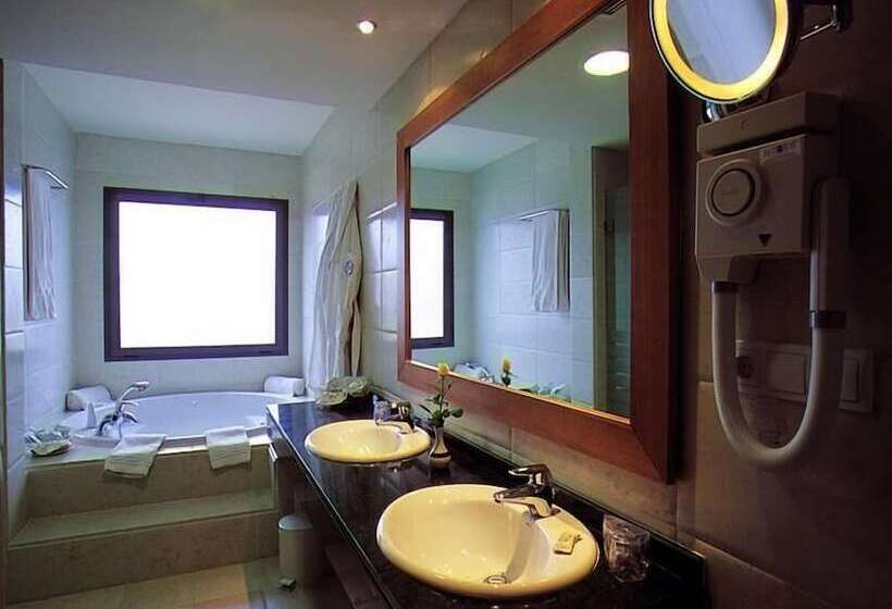 Habitación Triple Estándar, Gran Hotel Victoria