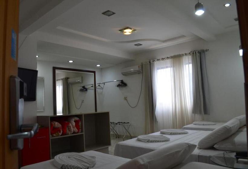 חדר דלוקס לשלושה, Universo