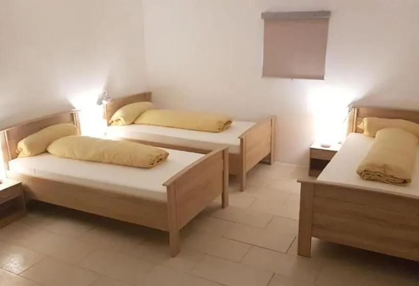 اتاق استاندارد سه نفره, Air Rooms
