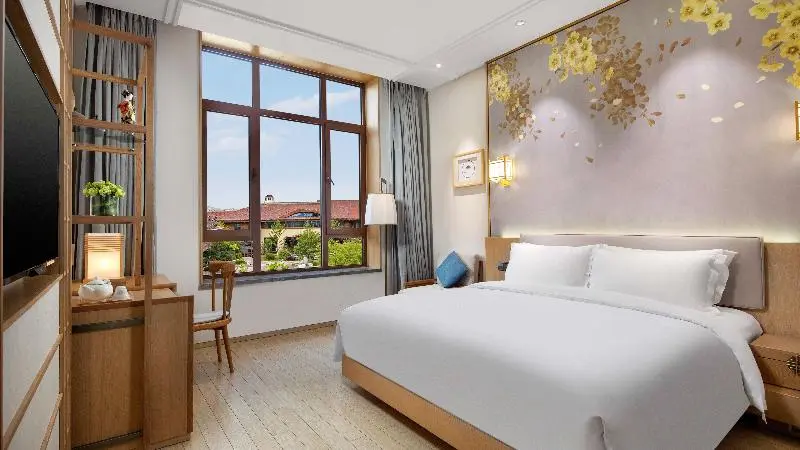 キングサイズベッドのスタンダードルーム, Holiday Inn Dalian Hot Spring, An Ihg