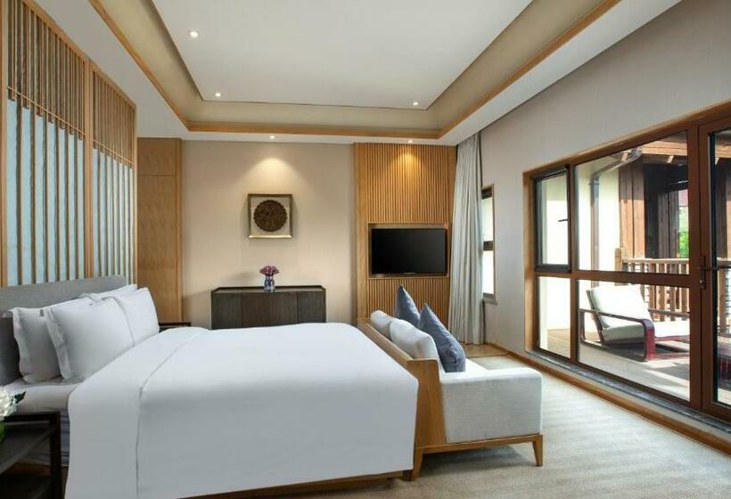 חדר דלוקס נוף לגינה, Holiday Inn Dalian Hot Spring, An Ihg