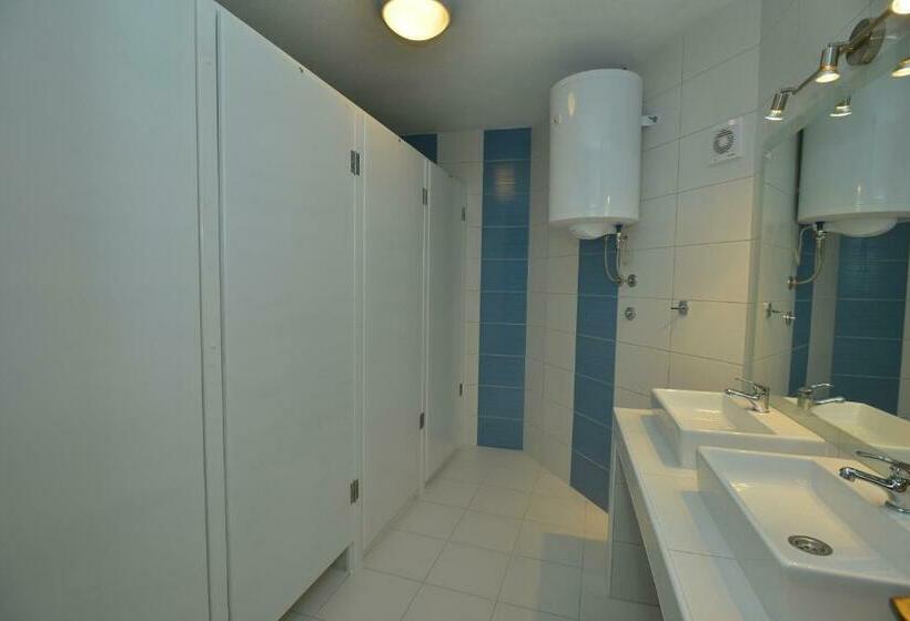 تختخواب در اتاق مشترک, Hostel Bojo