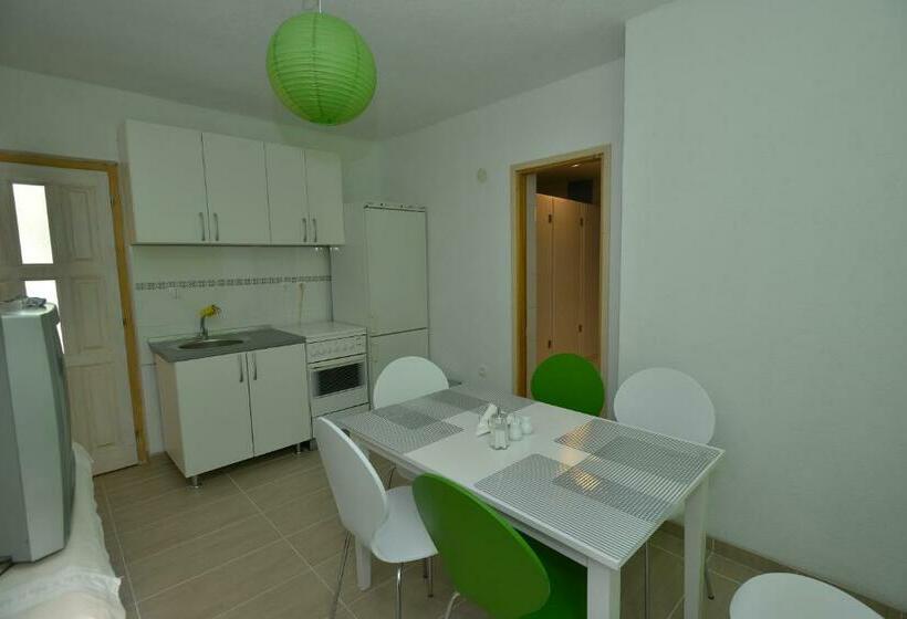 تختخواب در اتاق مشترک, Hostel Bojo