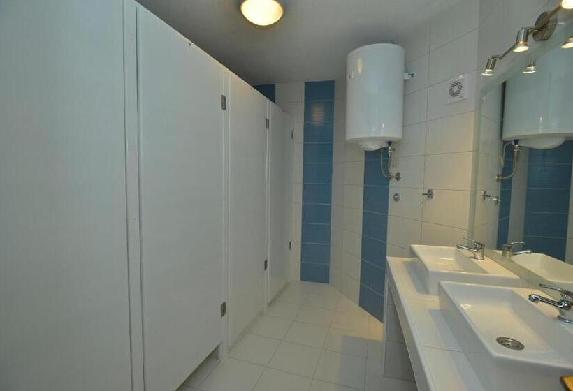 اتاق چهار تخته با دستشویی مشترک, Hostel Bojo