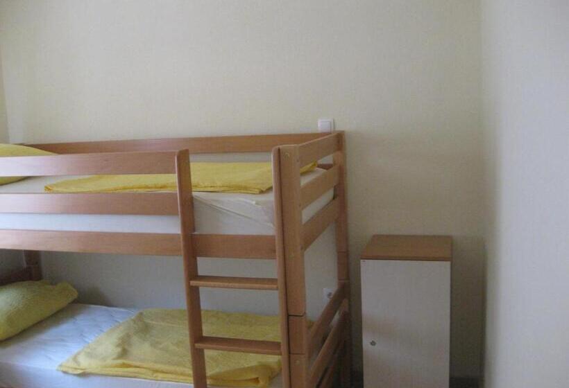 اتاق چهار تخته با دستشویی مشترک, Hostel Bojo