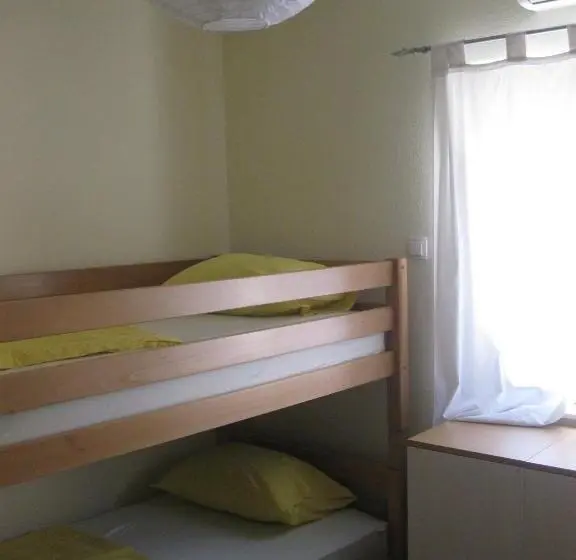 اتاق چهار تخته با دستشویی مشترک, Hostel Bojo