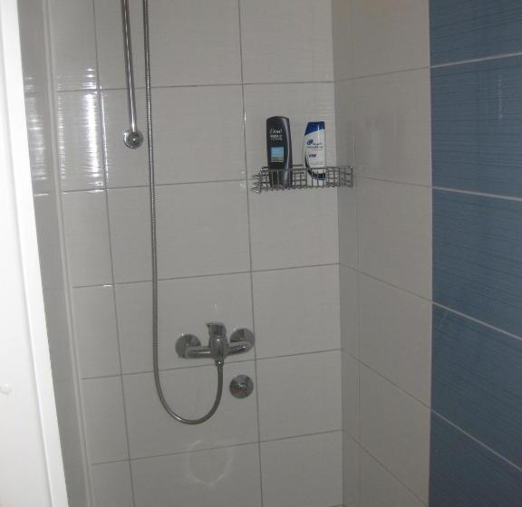 اتاق چهار تخته با دستشویی مشترک, Hostel Bojo