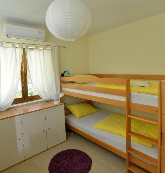 اتاق چهار تخته با دستشویی مشترک, Hostel Bojo