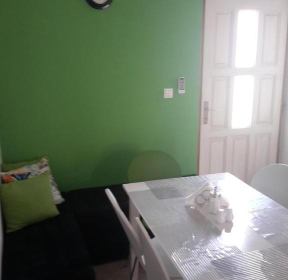 اتاق چهار تخته با دستشویی مشترک, Hostel Bojo