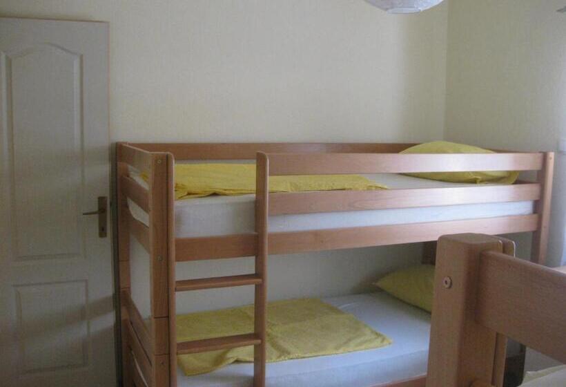 اتاق چهار تخته با دستشویی مشترک, Hostel Bojo