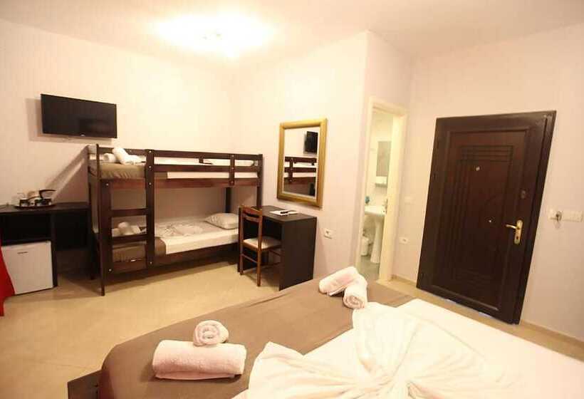 اتاق استاندارد چهارنفره با بالکن, Prishtina