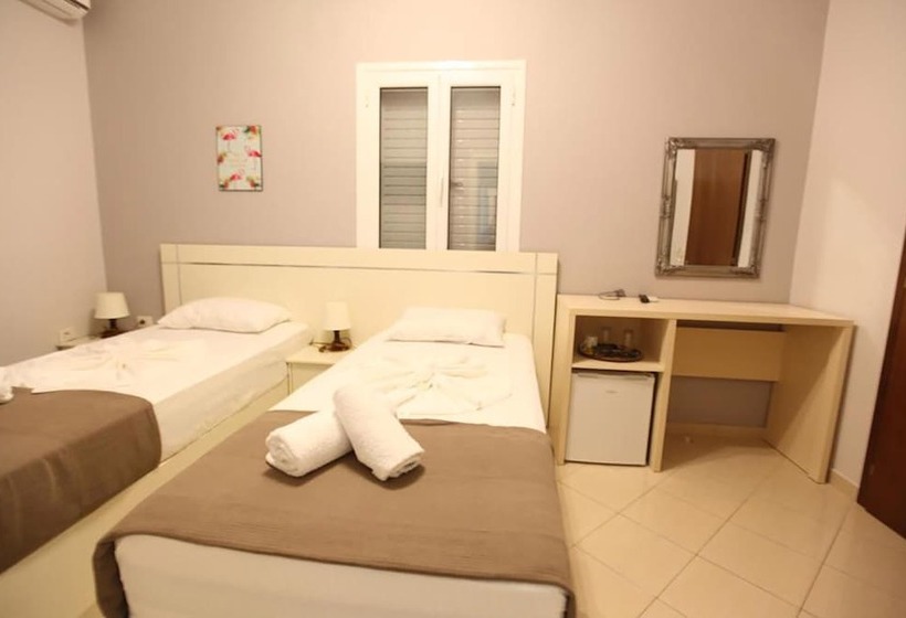 اتاق استاندارد با بالکن, Prishtina