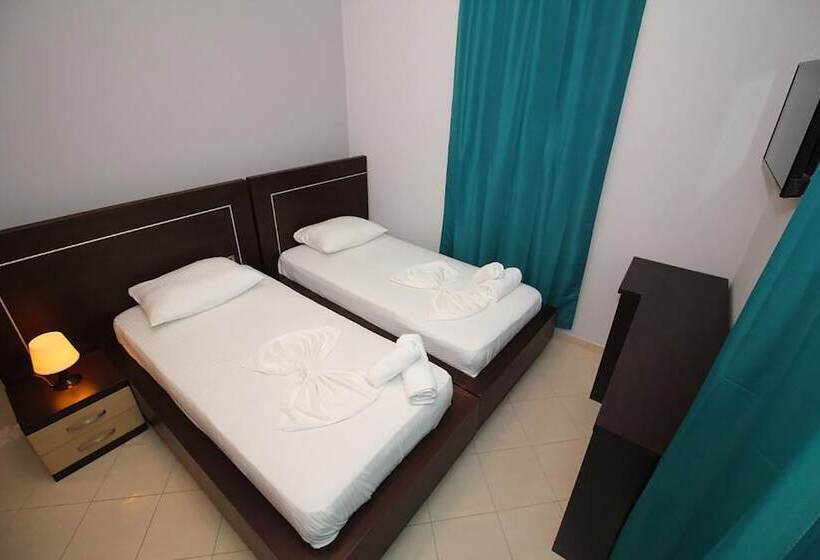 اتاق استاندارد با بالکن, Prishtina