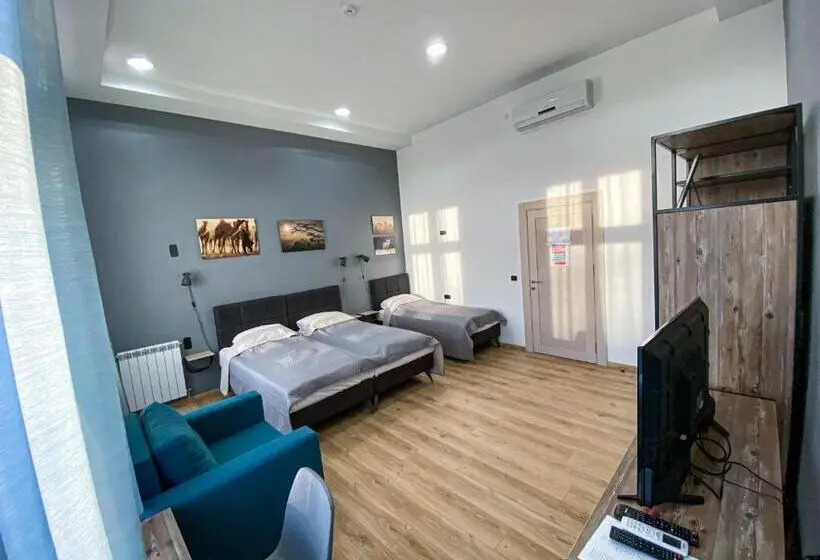 اتاق استاندارد سه تخته با سرویس بهداشتی مشترک, K43 Rooms