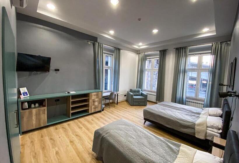 اتاق استاندارد سه تخته با سرویس بهداشتی مشترک, K43 Rooms